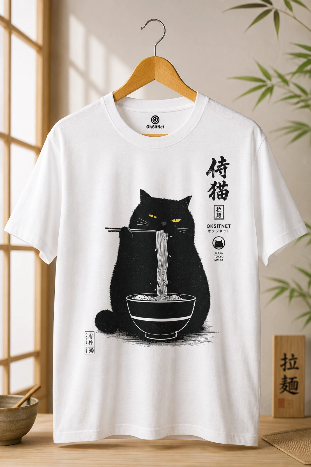 Beyaz Unisex Ramen Yiyen Kedi Baskılı Tişört – Japon Stil Grafik Desen